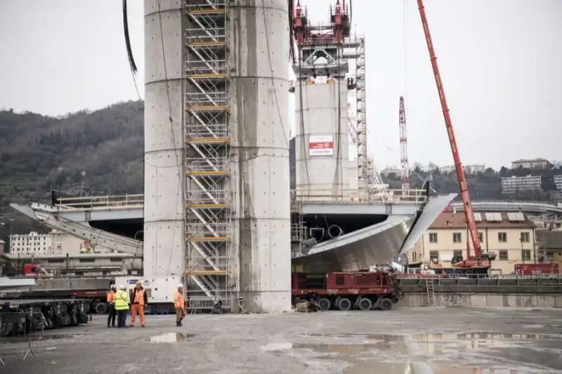 il nuovo ponte di genova supera il polcevera   sollevata la campata centrale 39