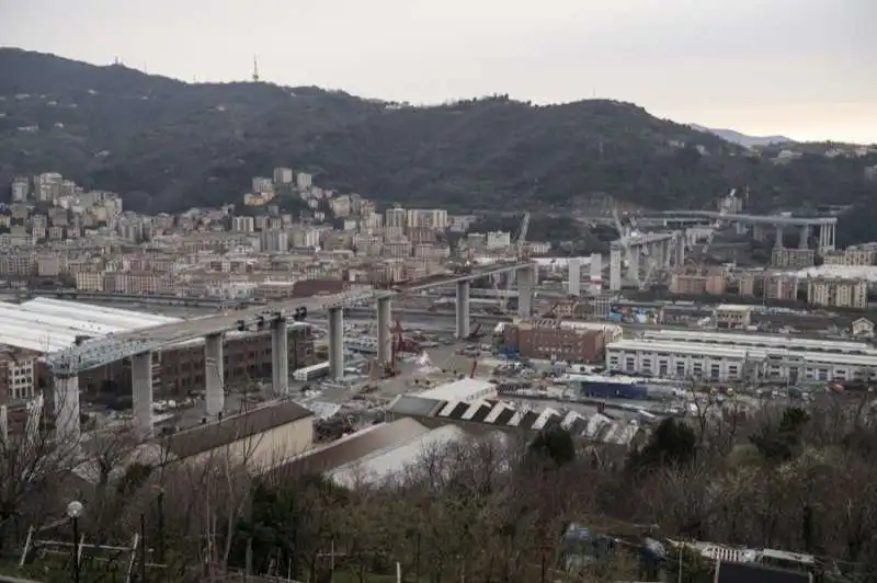 il nuovo ponte di genova supera il polcevera   sollevata la campata centrale 42