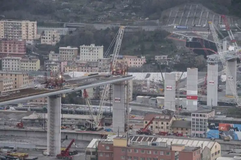 il nuovo ponte di genova supera il polcevera   sollevata la campata centrale 43