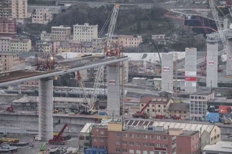 il nuovo ponte di genova supera il polcevera   sollevata la campata centrale 44