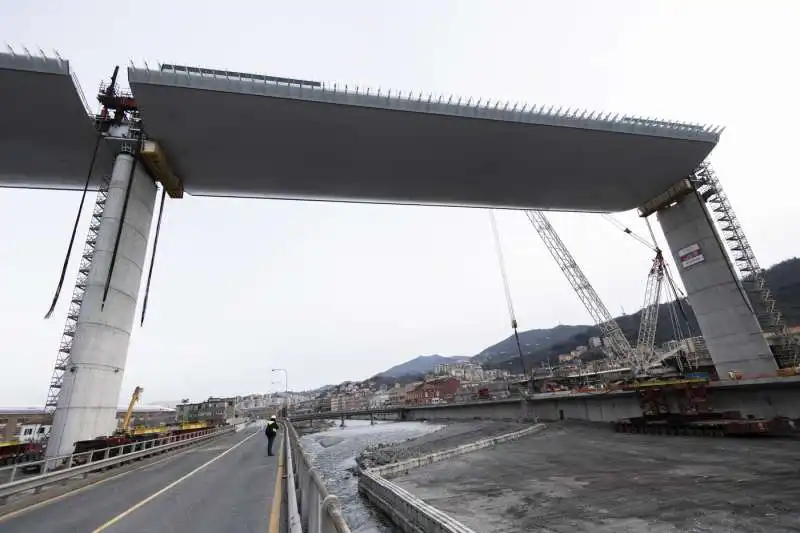 il nuovo ponte di genova supera il polcevera   sollevata la campata centrale 7