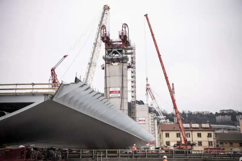 il nuovo ponte di genova supera il polcevera   sollevata la campata centrale 8