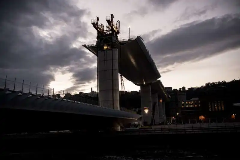 il nuovo ponte di genova supera il polcevera   sollevata la campata centrale 9