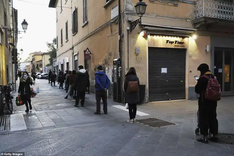 in fila al supermercato a pisa