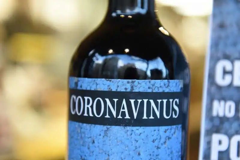 in vendita a madrid bottiglie di vino coronavinus 1