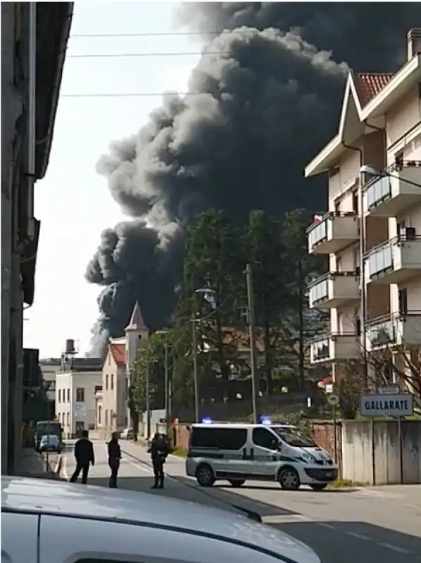 incendio in una fabbrica di pvc a gallarate 1