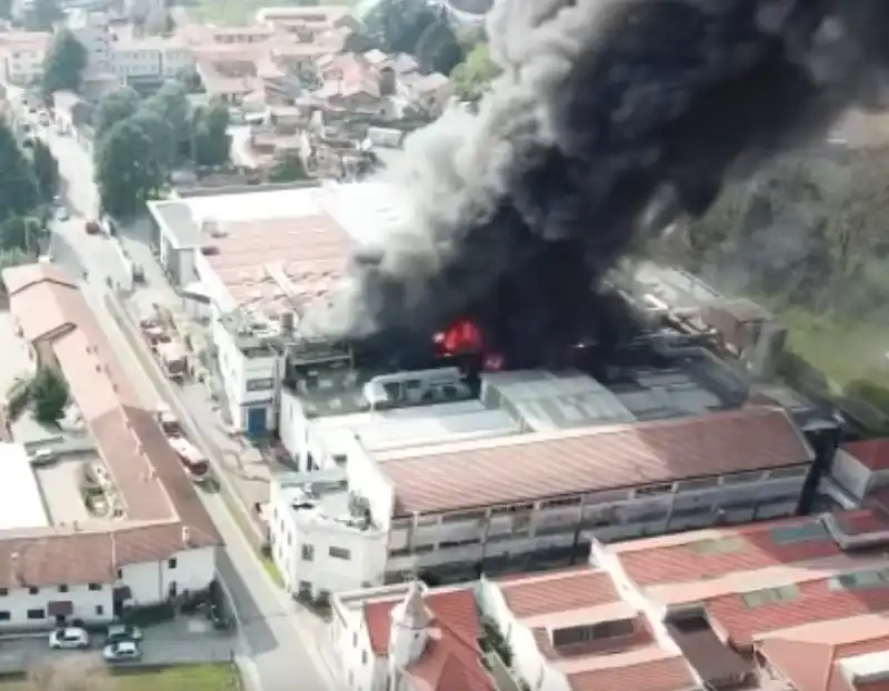 incendio in una fabbrica di pvc a gallarate 2