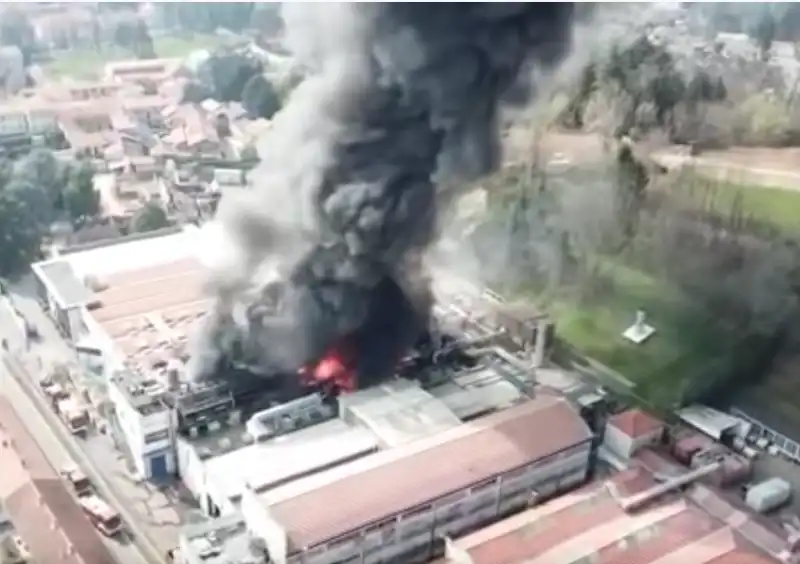 incendio in una fabbrica di pvc a gallarate 3