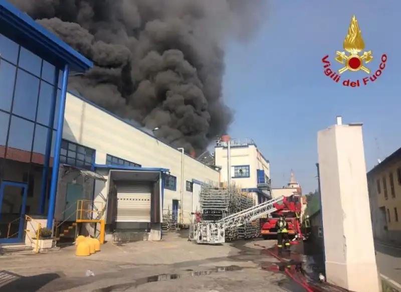 incendio in una fabbrica di pvc a gallarate 6