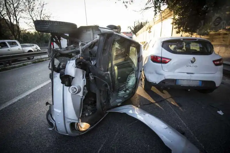 incidente minicar a roma