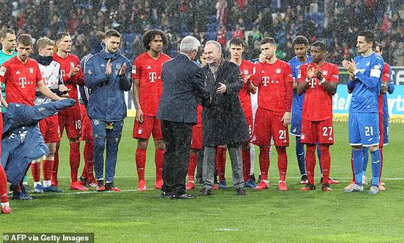 karl heinz rummenigge stringe la mano a detmar hopp