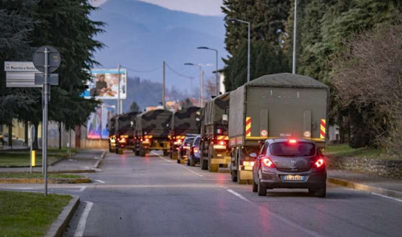 l esercito porta le bare fuori da bergamo