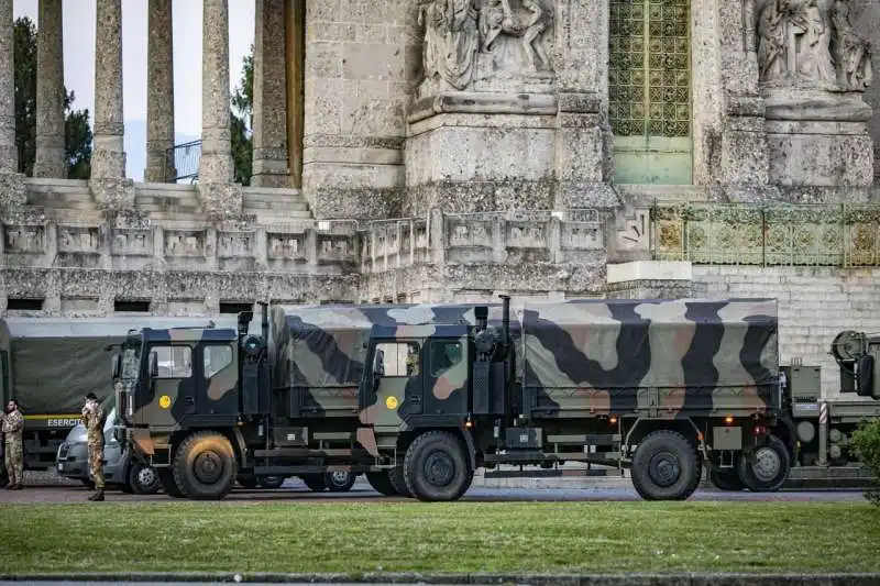 l esercito porta  le bare fuori da bergamo