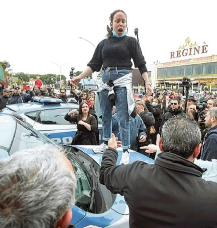 la parente di un detenuto sulla macchina della polizia davanti a san vittore