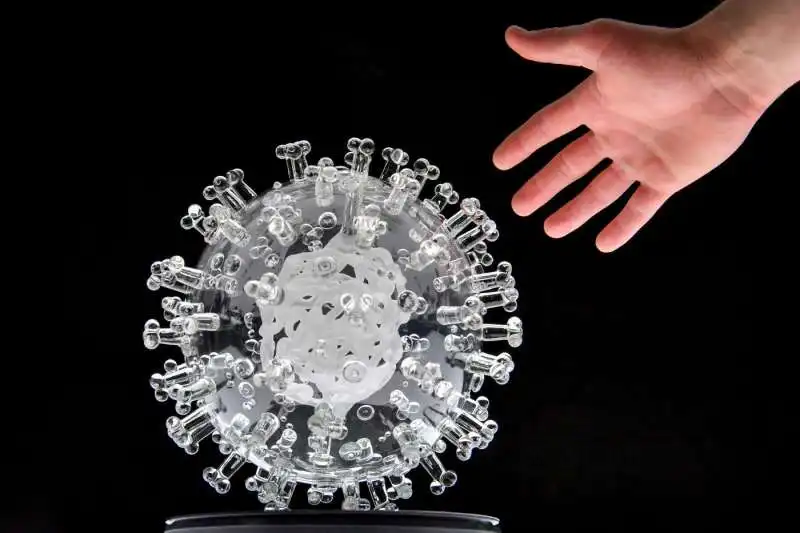 la scultura in vetro del coronavirus (covid 19) dell'artista luke jerram 1