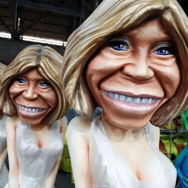 la statua di brigitte macron in fiamme a nizza 1