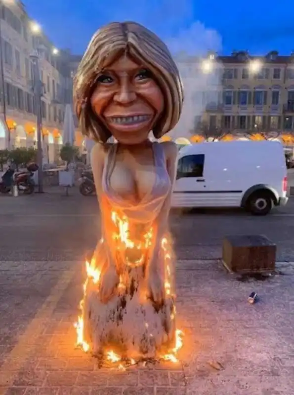 la statua di brigitte macron in fiamme a nizza 3