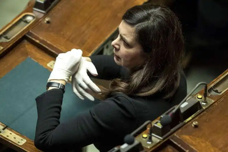 laura boldrini si mette i guanti 1