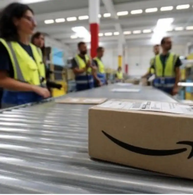 lavoratori amazon centro torrazza piemonte