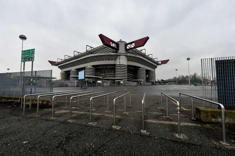 lo stadio di san siro chiuso per l'emergenza coronavirus 10