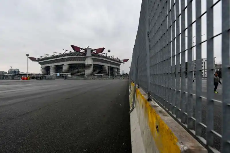 lo stadio di san siro chiuso per l'emergenza coronavirus 11