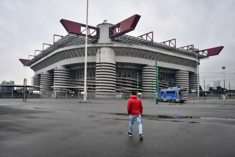 lo stadio di san siro chiuso per l'emergenza coronavirus 2