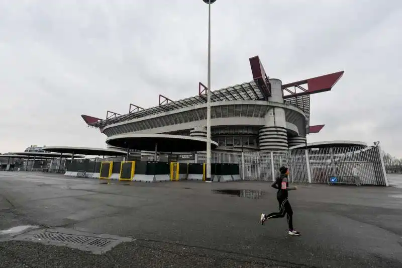 lo stadio di san siro chiuso per l'emergenza coronavirus 8