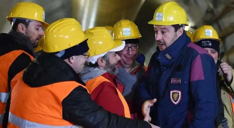 matteo salvini con caschetto protettivo