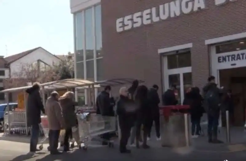 MILANO - CODA AL SUPERMERCATO