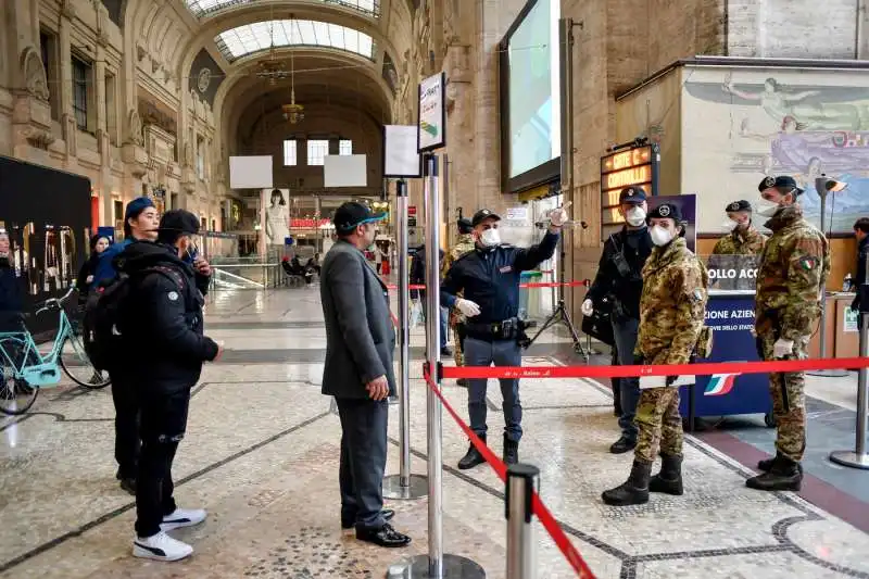 milano, controlli ai passeggeri in stazione centrale per le nuove norme dell'emergenza coronavirus 2