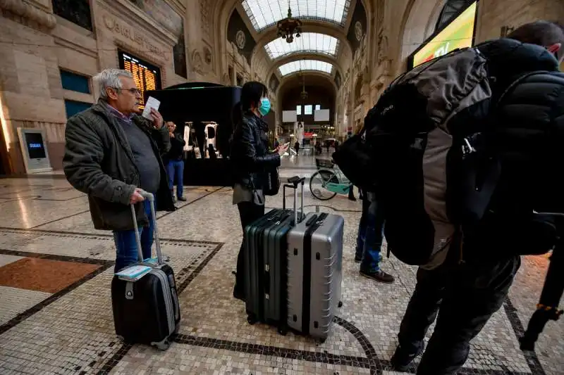 milano, controlli ai passeggeri in stazione centrale per le nuove norme dell'emergenza coronavirus 19