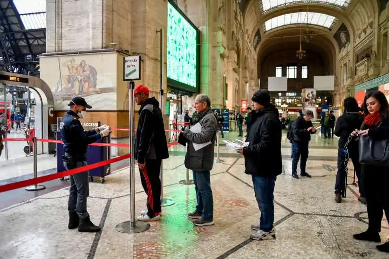 milano, controlli ai passeggeri in stazione centrale per le nuove norme dell'emergenza coronavirus 8