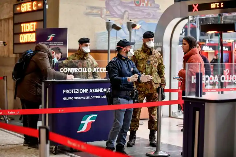 milano, controlli ai passeggeri in stazione centrale per le nuove norme dell'emergenza coronavirus 14