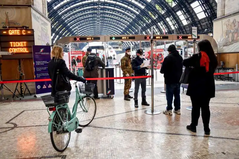 milano, controlli ai passeggeri in stazione centrale per le nuove norme dell'emergenza coronavirus 9