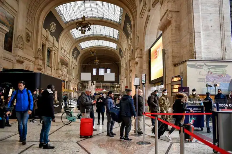 milano, controlli ai passeggeri in stazione centrale per le nuove norme dell'emergenza coronavirus 16