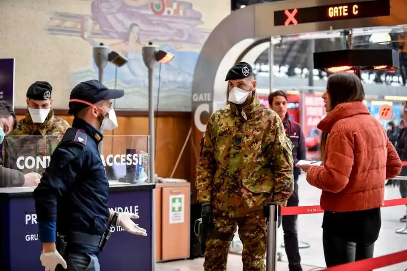 milano, controlli ai passeggeri in stazione centrale per le nuove norme dell'emergenza coronavirus 13