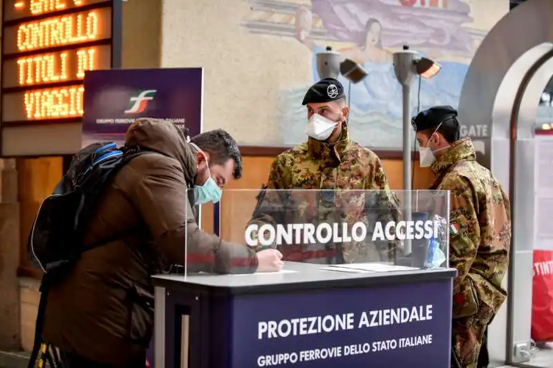 milano, controlli ai passeggeri in stazione centrale per le nuove norme dell'emergenza coronavirus 10