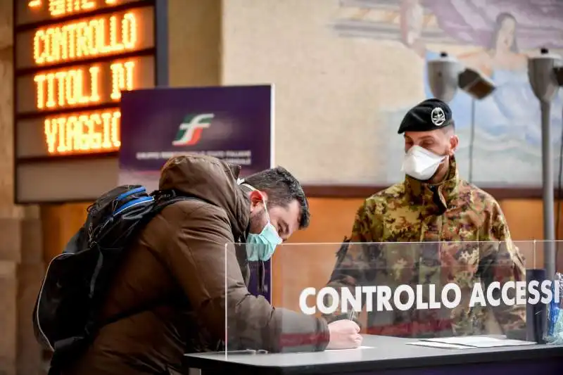 milano, controlli ai passeggeri in stazione centrale per le nuove norme dell'emergenza coronavirus 11