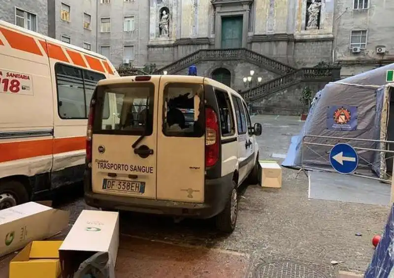 napoli, pronto soccorso devastato dai parenti del 15enne 2