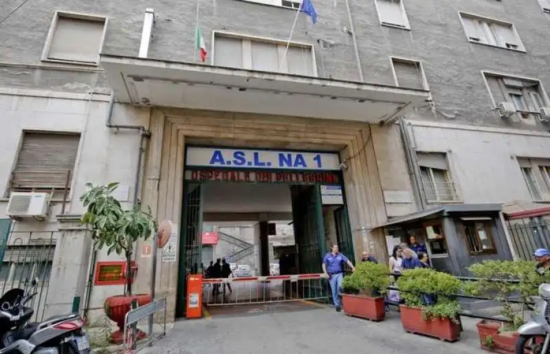 napoli, pronto soccorso devastato dai parenti del 15enne 3