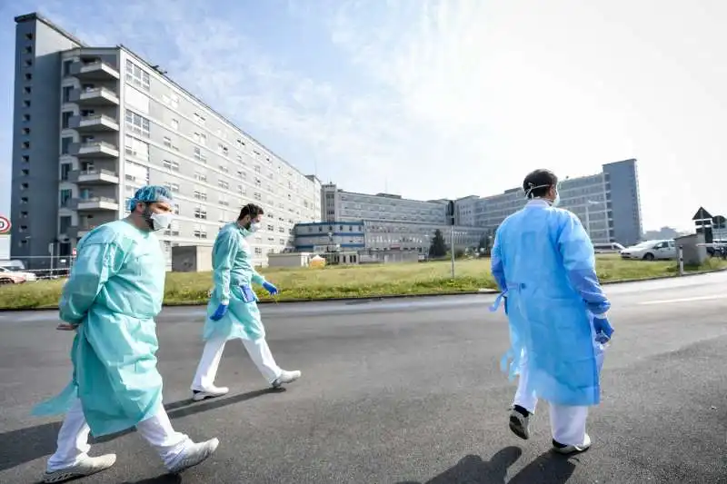 ospedale da campo realizzato dalla ong americana samaritans purse all’ospedale di cremona 24