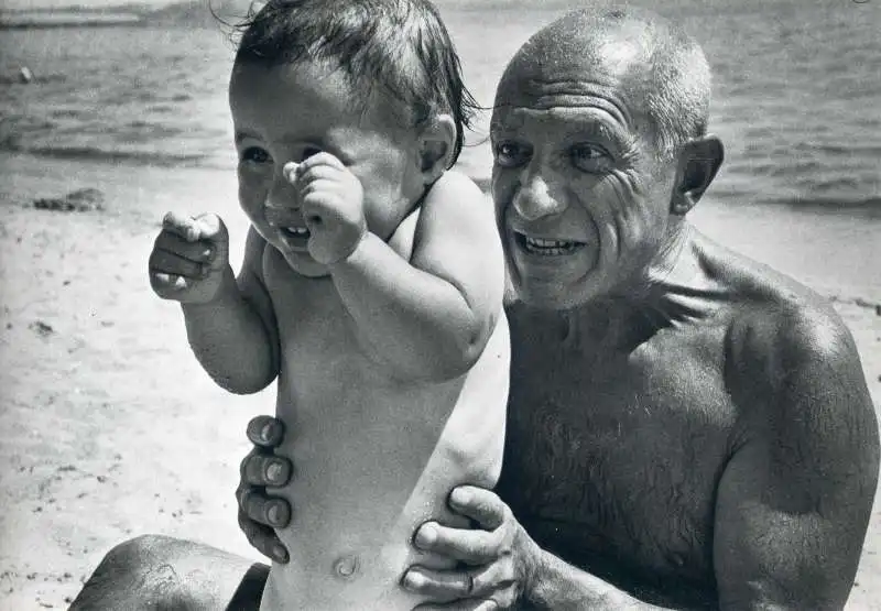 pablo picasso con il figlio claude fotografato da robert capa