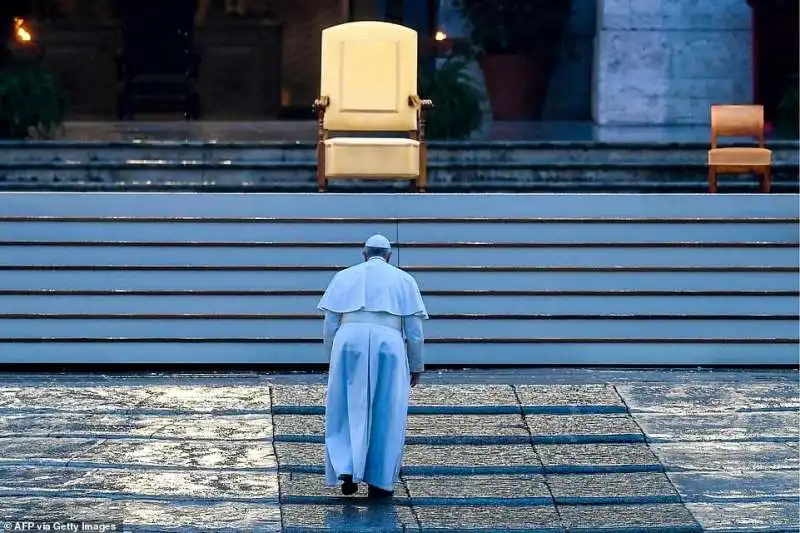 Papa Francesco da solo in Piazza San Pietro