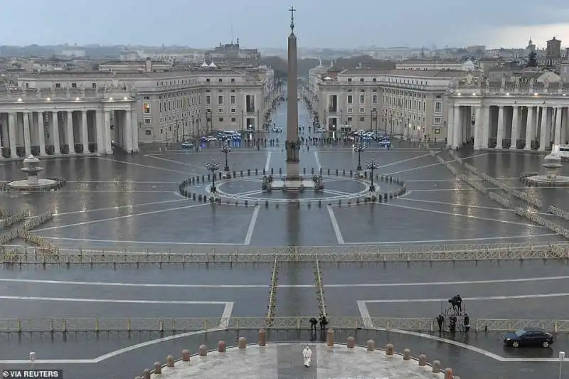 Papa Francesco da solo in Piazza San Pietro