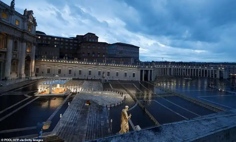 Papa Francesco da solo in Piazza San Pietro