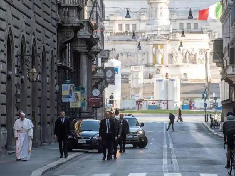 Papa per via Condotti deserta