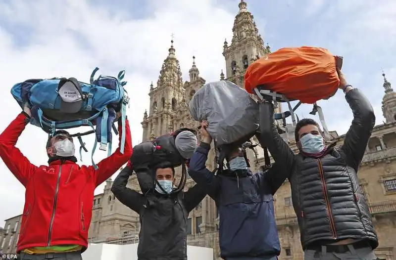 pellegrini alla fine del camino de santiago