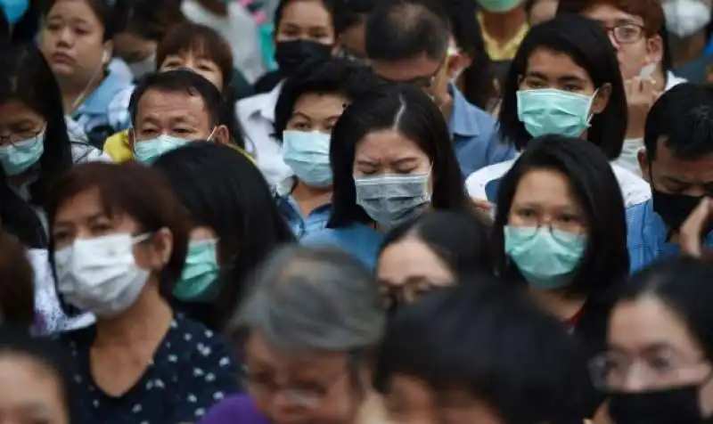 persone in coda per comprare mascherine a bangkok, thailandia