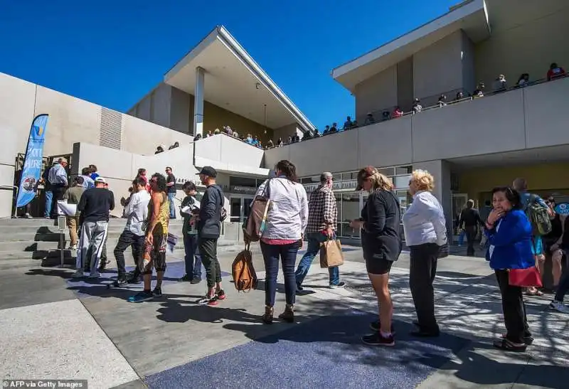 persone in fila per votare a santa monica