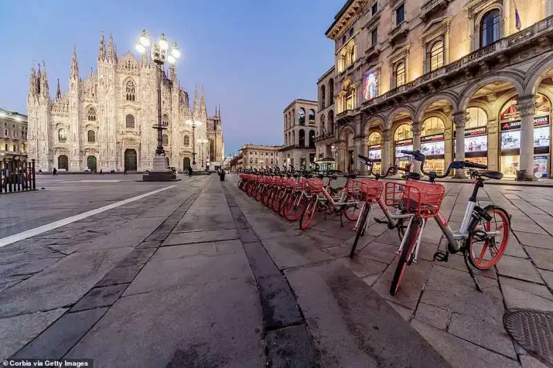 piazza duomo a milano deserta